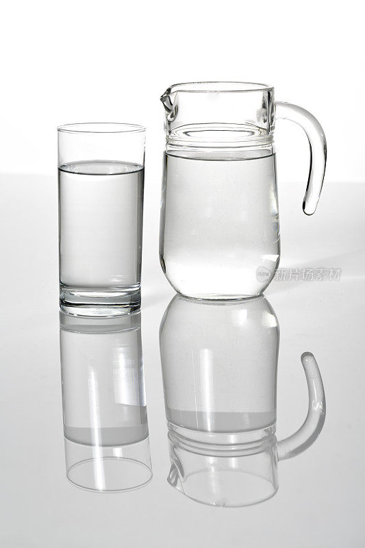饮用玻璃杯和装有纯净水的罐子