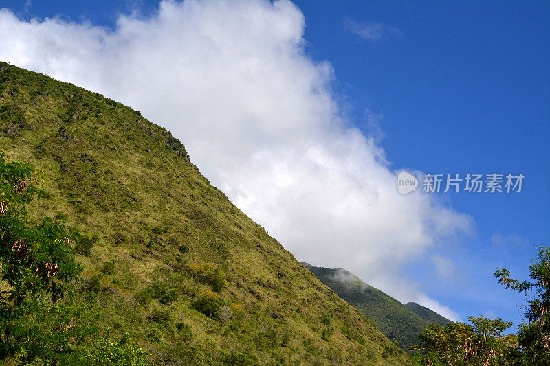 菲律宾卡米圭因岛的火山景观