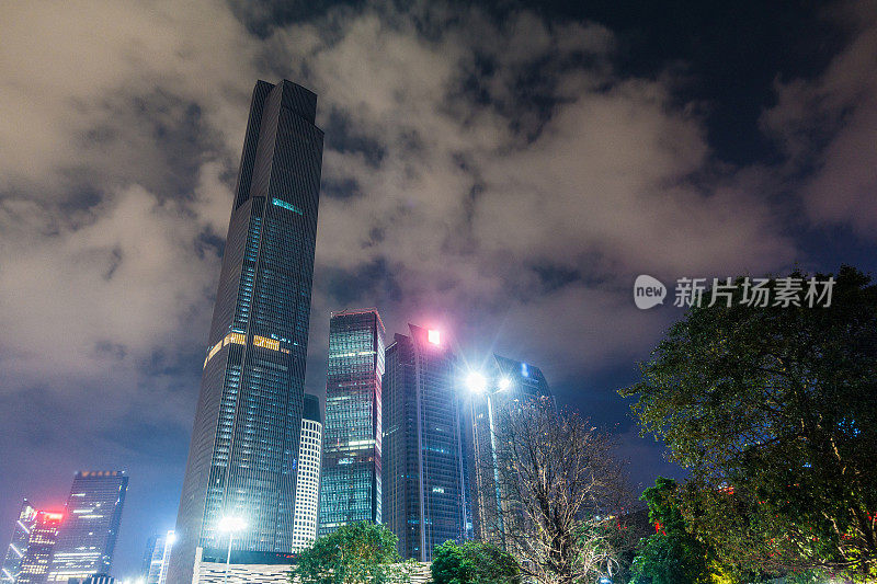 中国广州夜晚的现代建筑