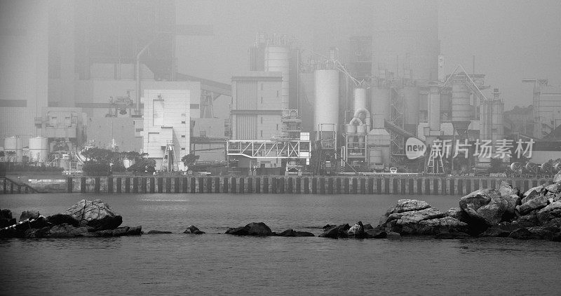 香港南丫岛浓雾背后的发电厂