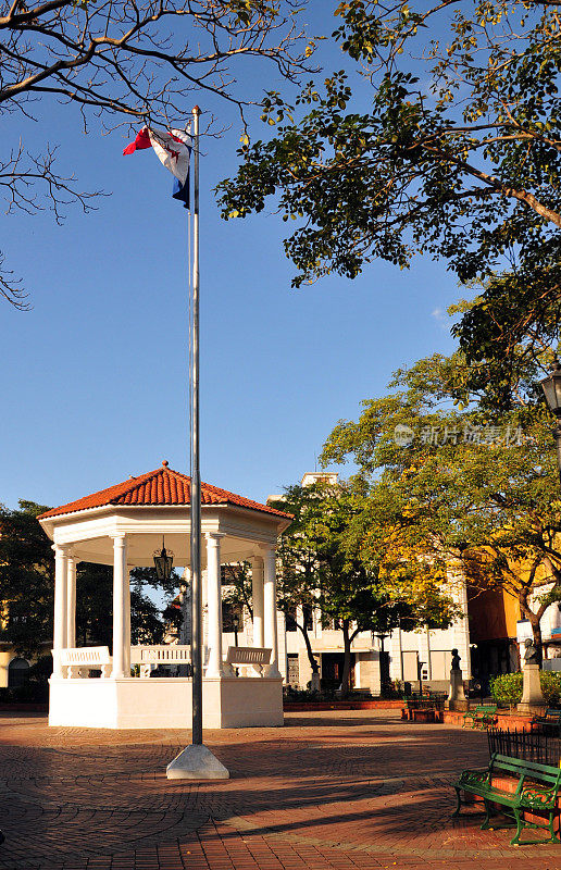 巴拿马城:主广场，有凉亭和巴拿马国旗