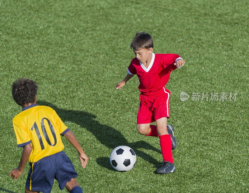 两个小男孩在踢足球
