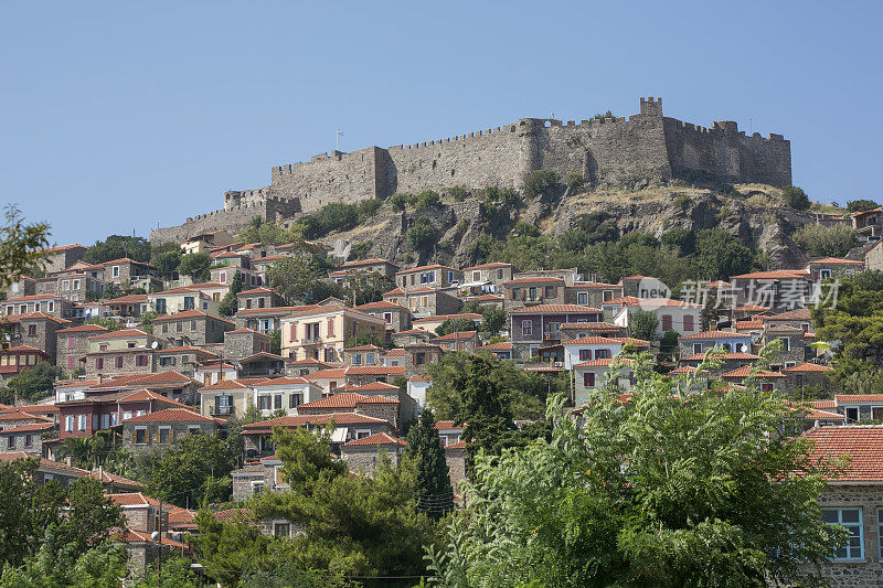 希腊莱斯博斯岛的历史城堡和镇景莫利沃斯