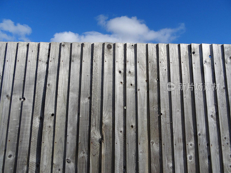 木制羽毛板围栏，传统的羽毛板围栏板，风化木材