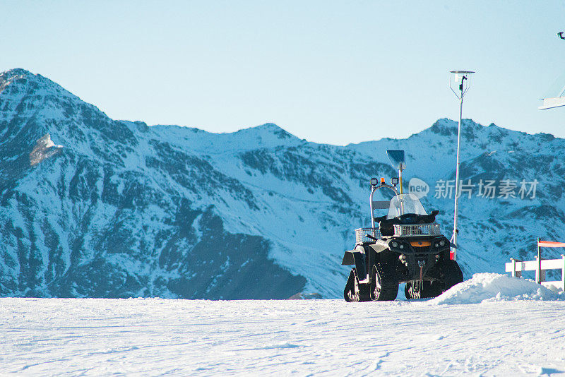 雪山的山峰在齐勒塔尔