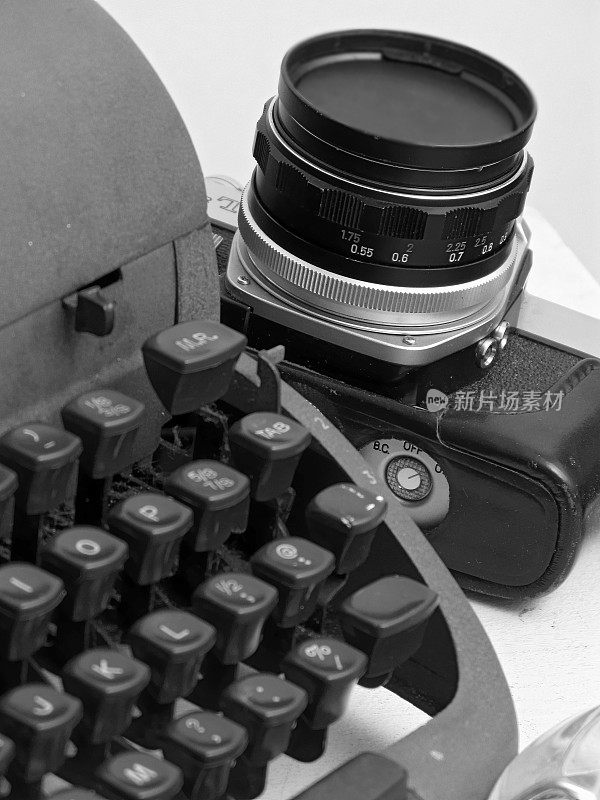 老式照相机和打字机