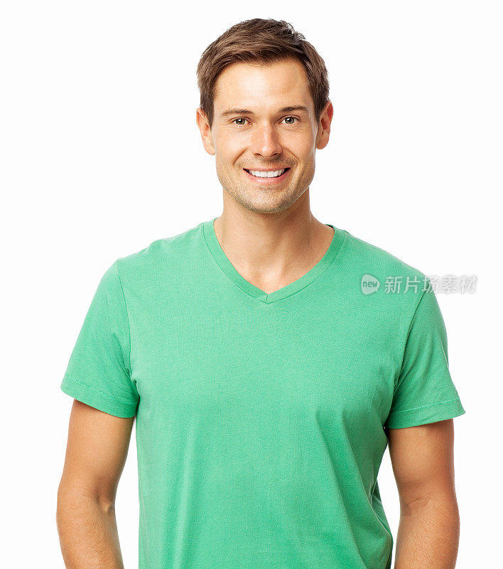 穿着绿色t恤的英俊年轻人