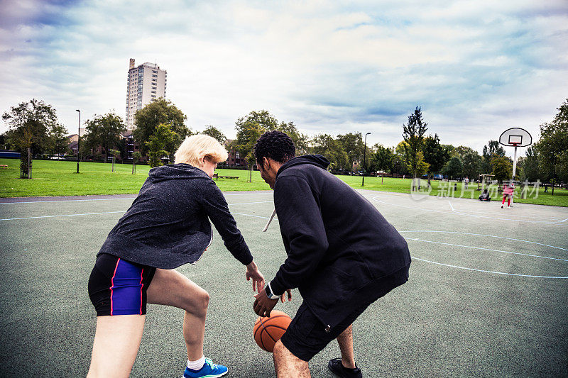 伦敦操场上的1v1男篮女篮