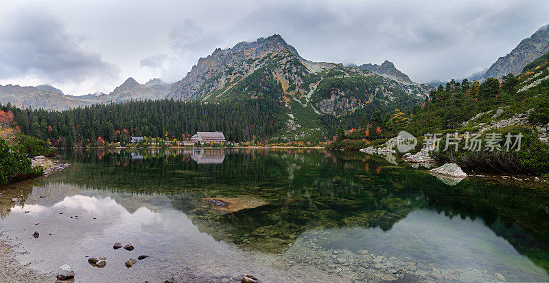 群山和树木倒映在欧洲湖中的全景