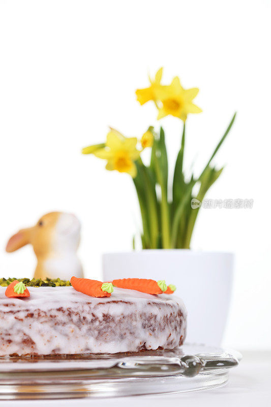 兔子和水仙的复活节蛋糕