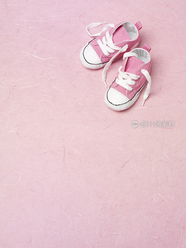 只是粉红色的运动鞋