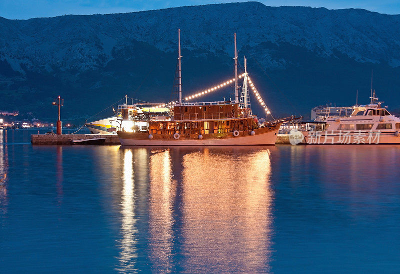 克尔克岛巴斯卡的小船夜景