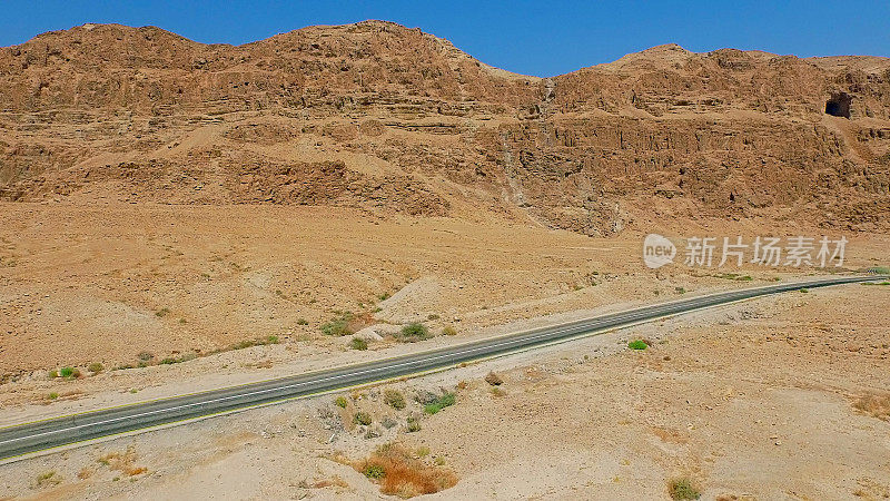 沙漠中空旷的公路