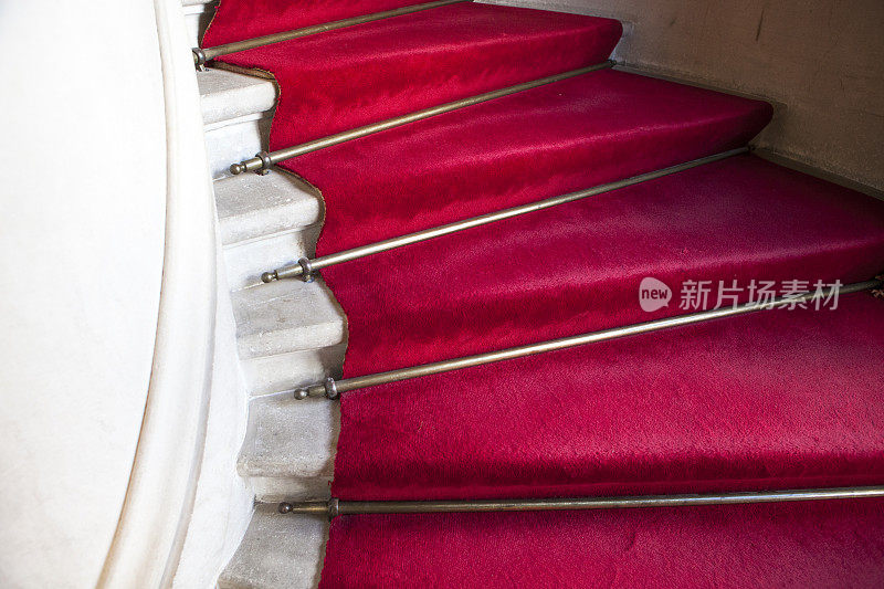 楼梯上的红地毯