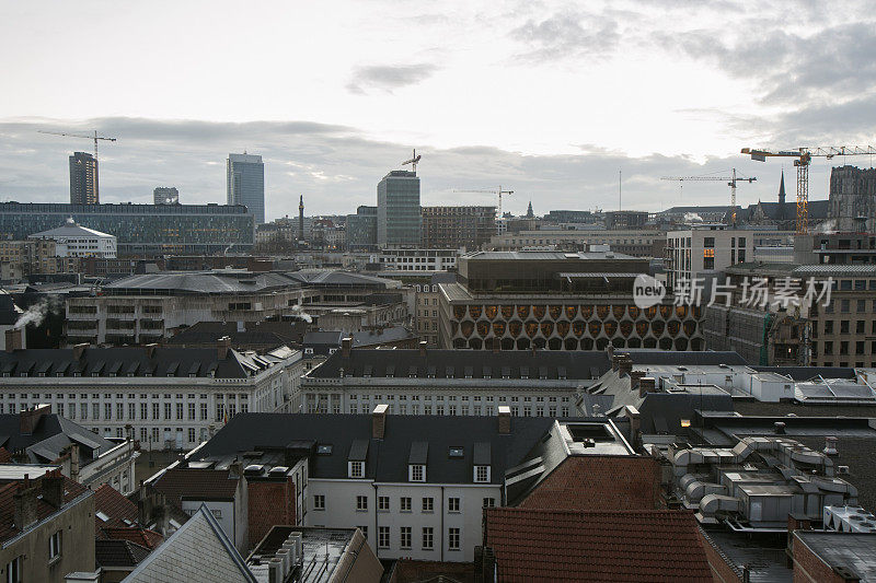 布鲁塞尔的城市景观与摩天大楼在比利时日出