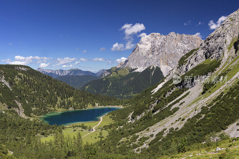 在泰洛的Seebensee，一个阳光明媚的日子，Ziugspitz在后台