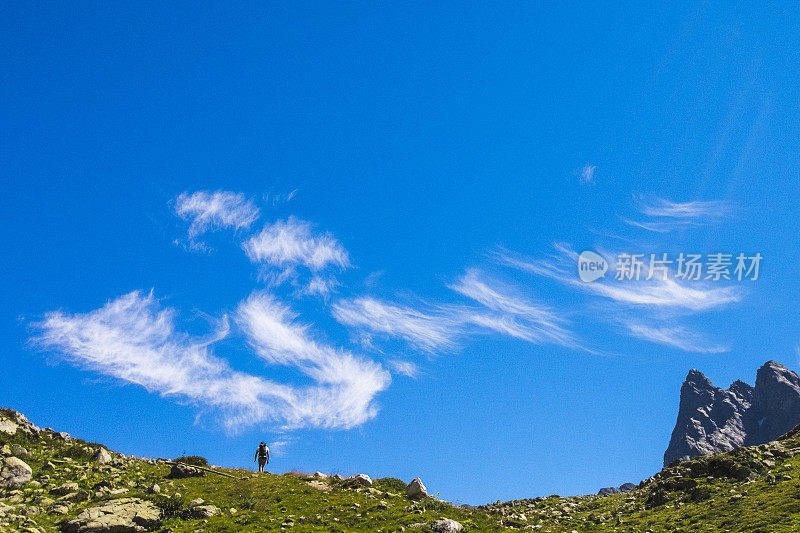 在山间小路上的徒步旅行者