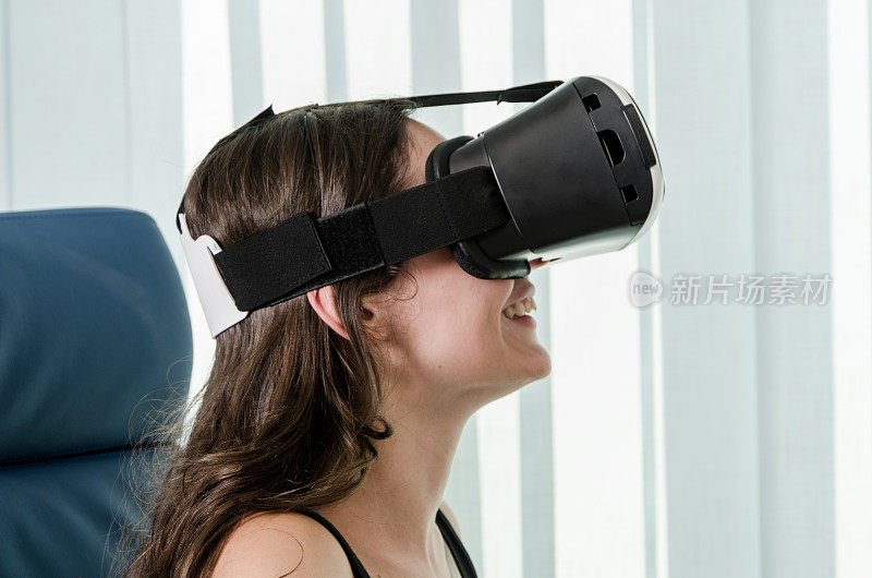 女孩玩虚拟现实模拟器耳机