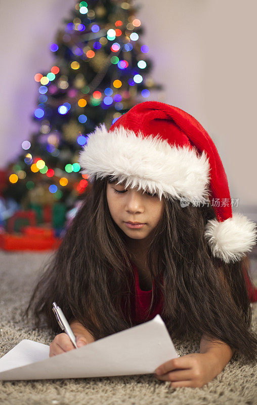 给圣诞老人写信的亚洲孩子
