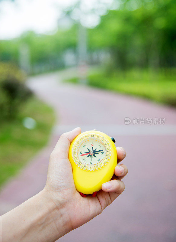 手里拿着指南针的男人