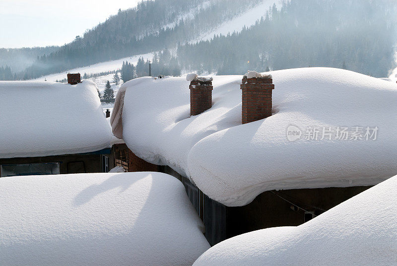 屋顶上的厚厚的积雪