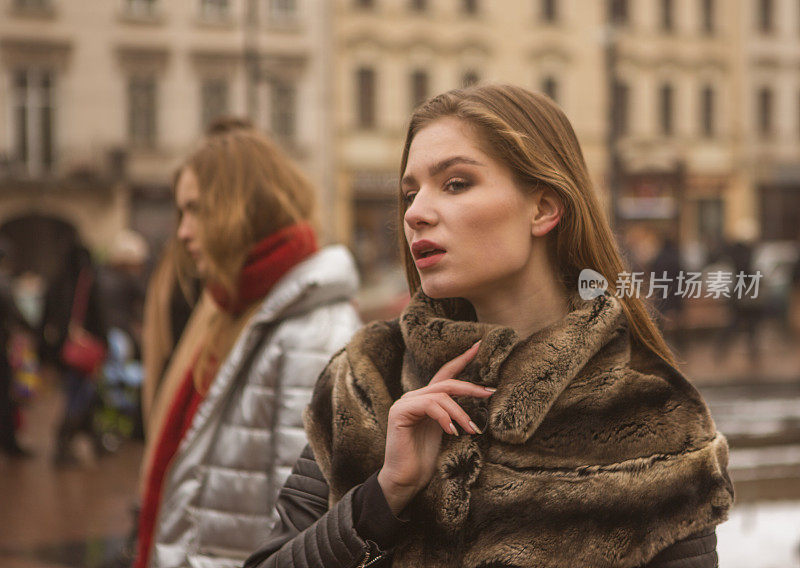 年轻的白人女孩模特走在乌克兰利沃夫大街上