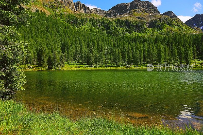 高山湖泊:意大利泰洛阿尔卑斯山脉，日出时田园诗般的白云石景观