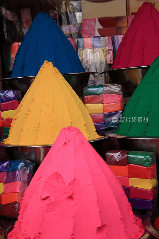 印度喀拉拉邦科钦犹太人镇的印度胡里节彩粉
