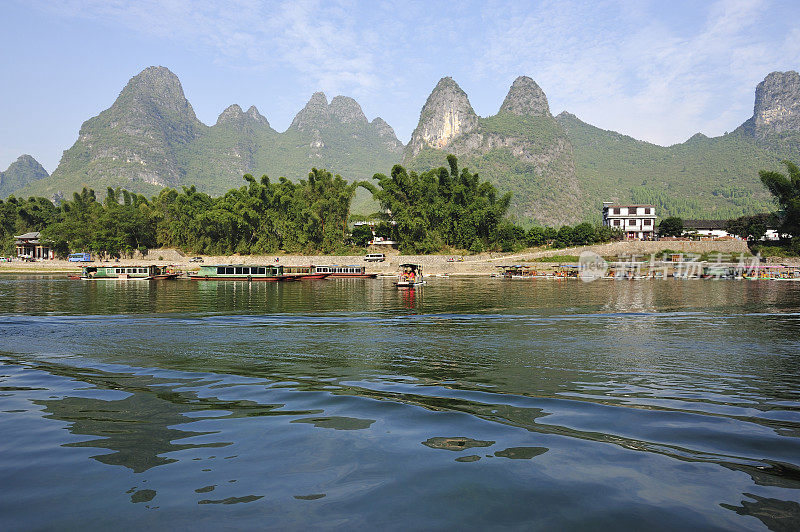 倒影在水中的风景