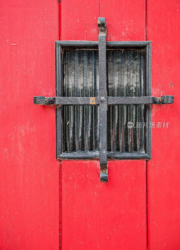 红铁栅栏窗