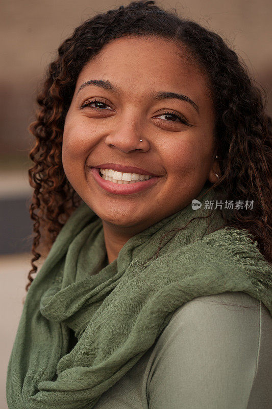 微笑美丽年轻的非洲裔美国人后裔大学生