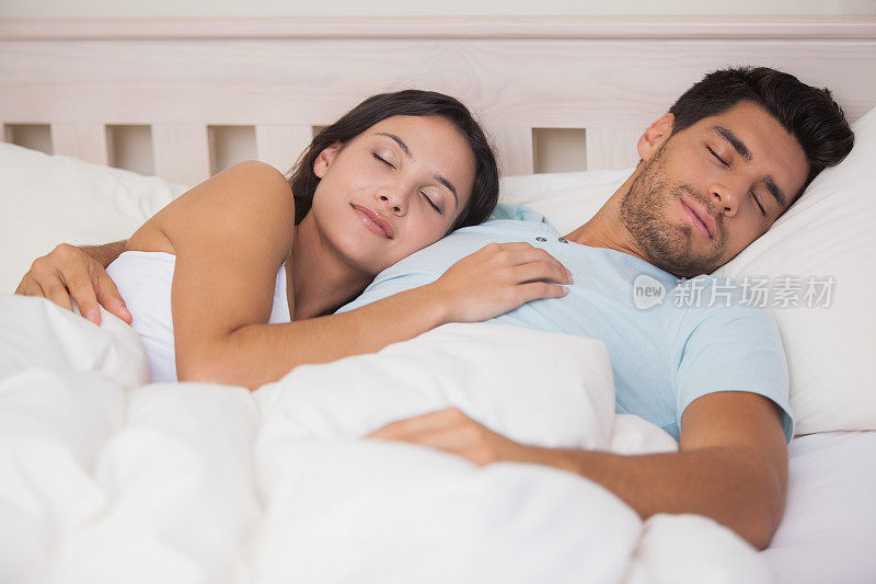幸福的夫妻躺在床上一起睡觉