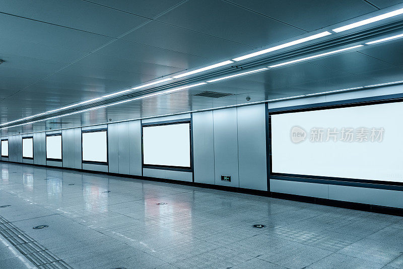 机场或地铁站的现代走廊上有空白的广告牌