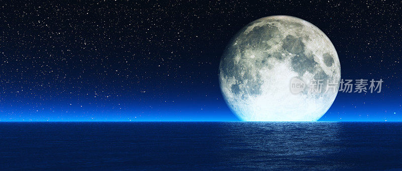 海上升起的月亮。