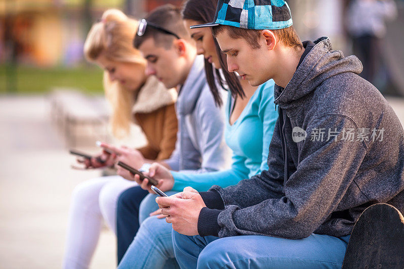 青少年使用手机