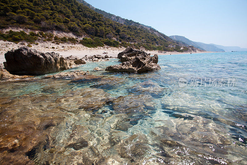 海滩和海边的岩石