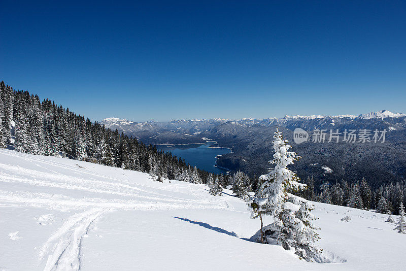 阿尔卑斯山上的瓦尔辰湖