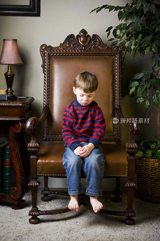 小男孩在超时椅上被惩罚