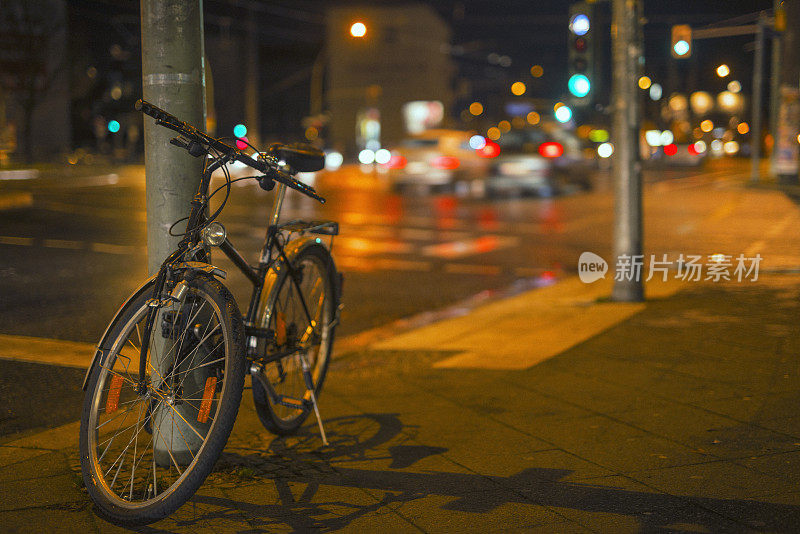 晚上在人行道上骑自行车