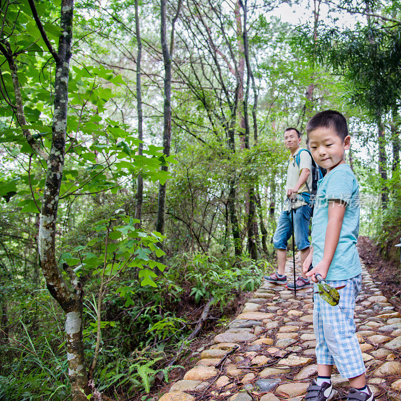 父亲和儿子在森林里徒步旅行