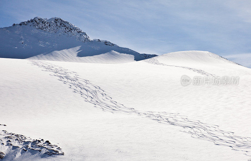 冰川上的滑雪痕迹