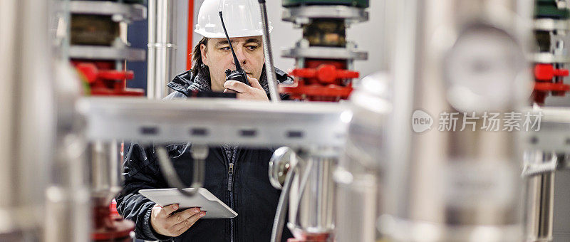 员工在锅炉房注意