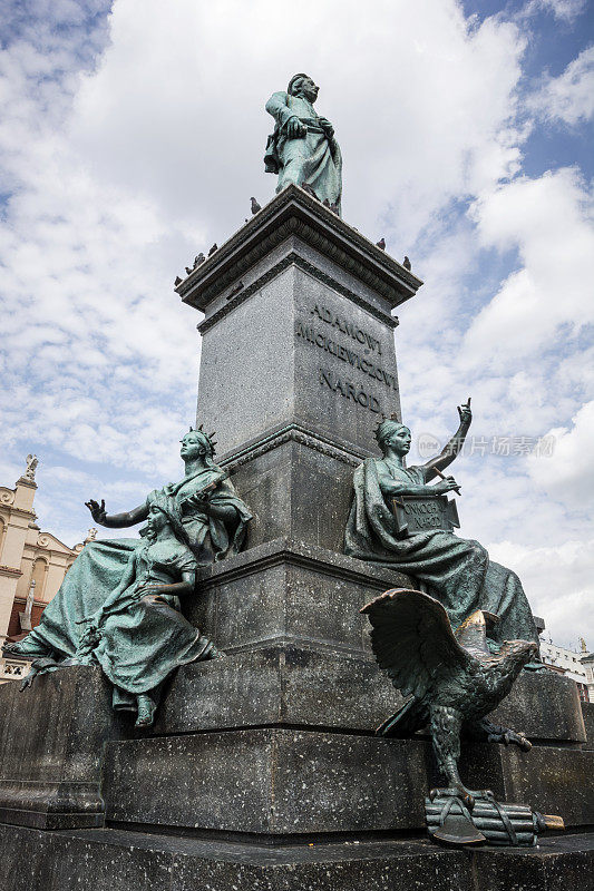 波兰克拉科夫主要市场广场上的亚当·米凯维奇雕像
