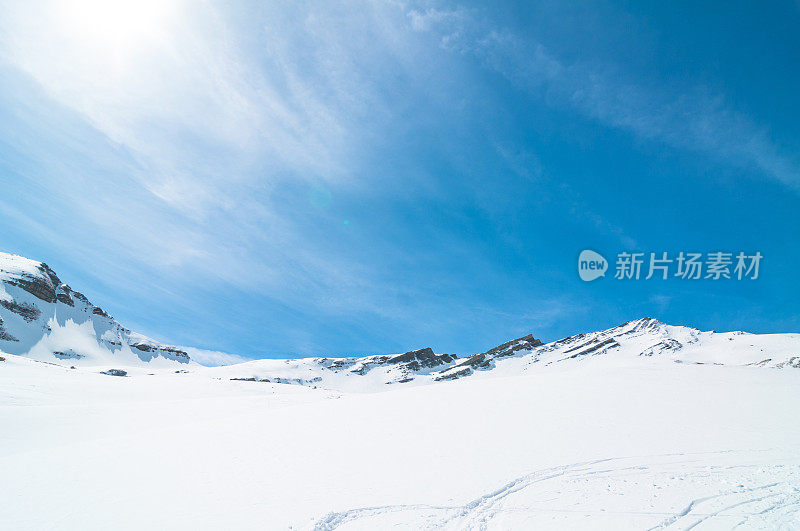 晴天的高山景观