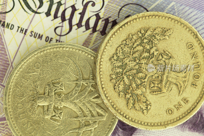 英镑硬币在纸币上(高分辨率图像)