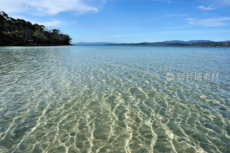 布鲁尼岛的海滩水，