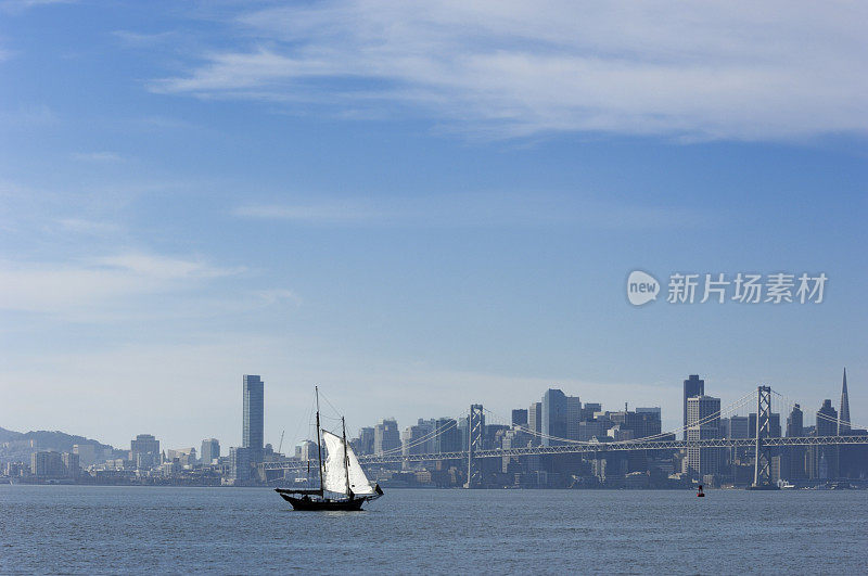 旧金山-奥克兰海湾大桥和帆船