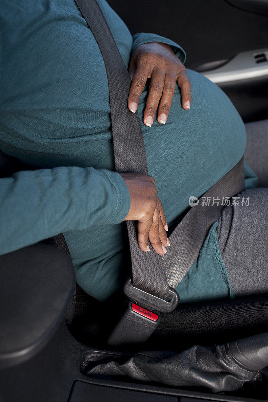 孕妇系安全带。