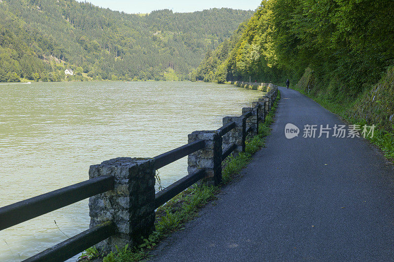 德国帕绍多瑙河旁的自行车道