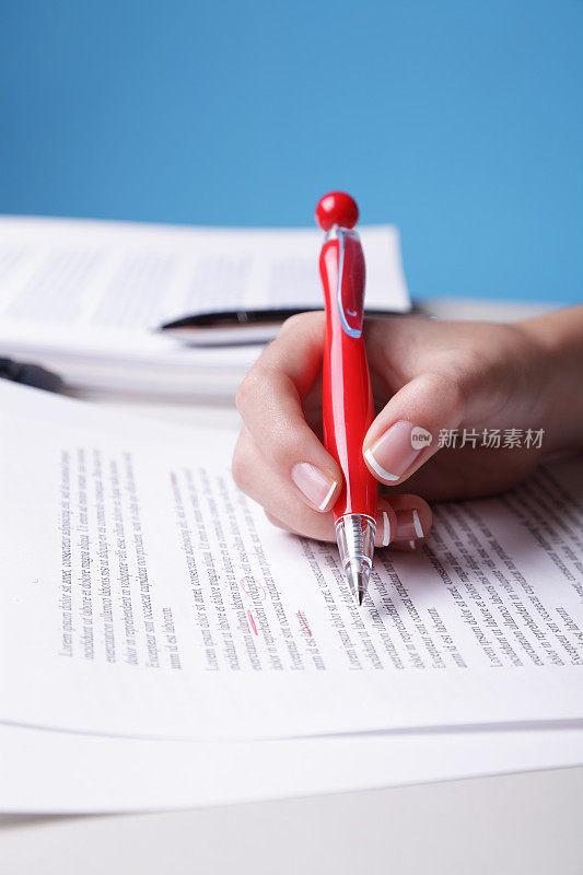 握着红笔的女人正在校对论文